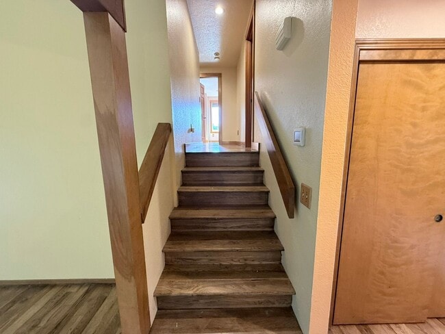 Building Photo - Beautiful 4 Bed, 2 Bath Single Family Home 2 Attached Car Garage and Laundry In Unit!