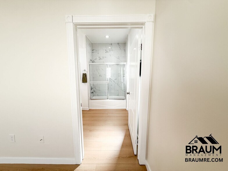 Building Photo - 10849 Fruitland Dr