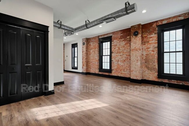 Building Photo - 530 1/2 N Columbus St