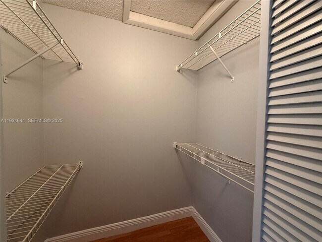 Building Photo - 931 Coral Club Dr