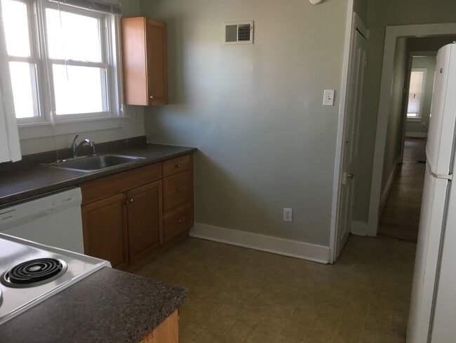 Building Photo - 70 New London Rd