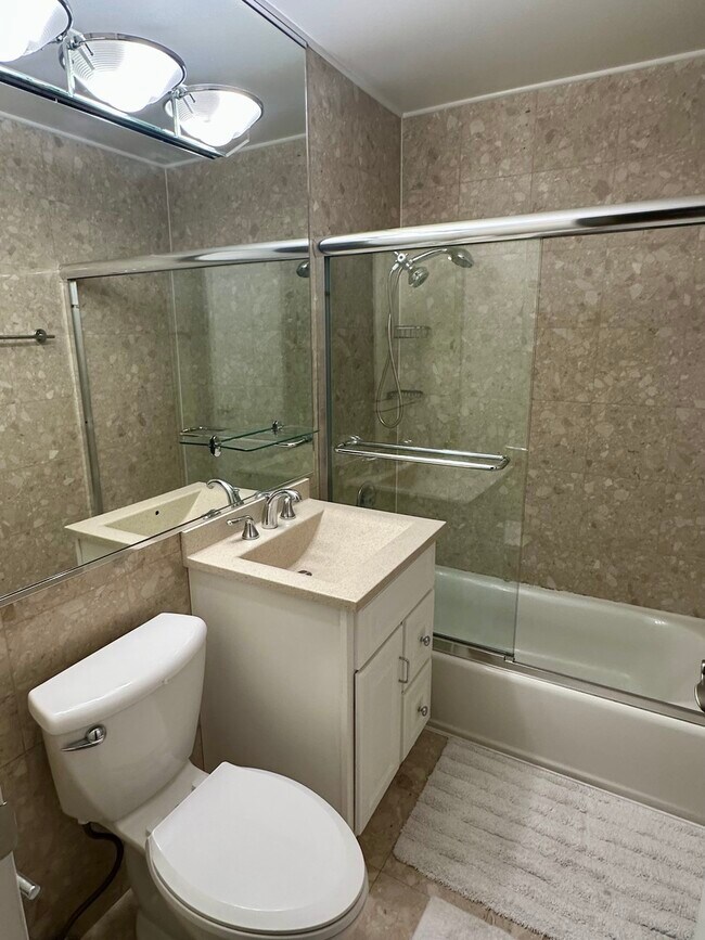 Building Photo - 16 E Old Willow Rd