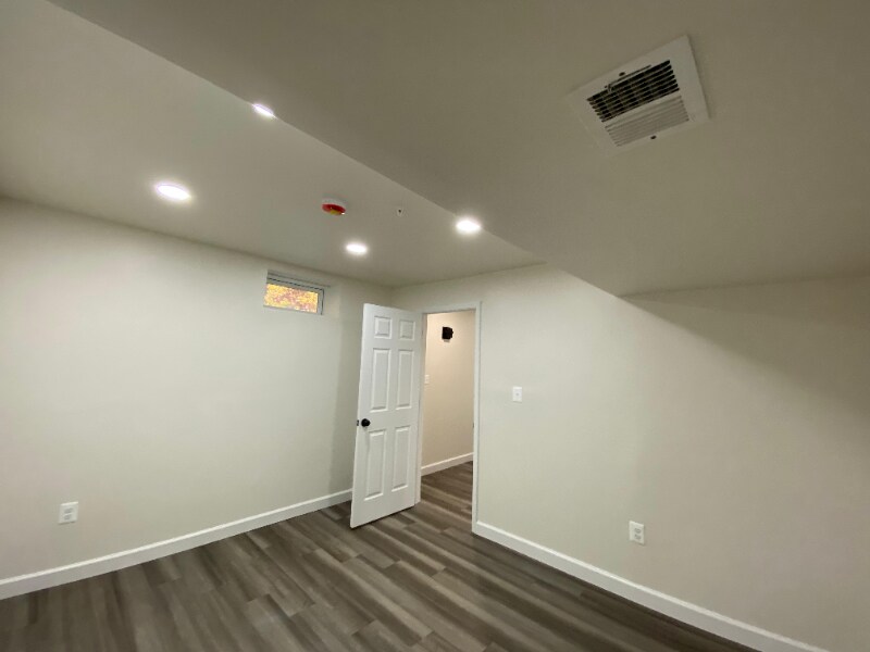 Building Photo - 353 Daleview Dr