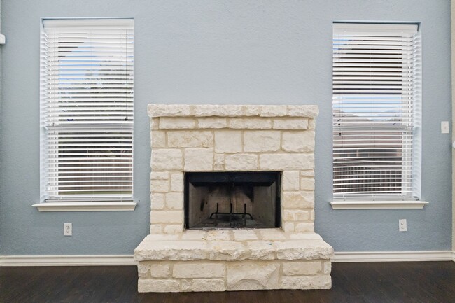 Building Photo - 5 Bedroom/3.5 Bath Saddle Creek Subdivision