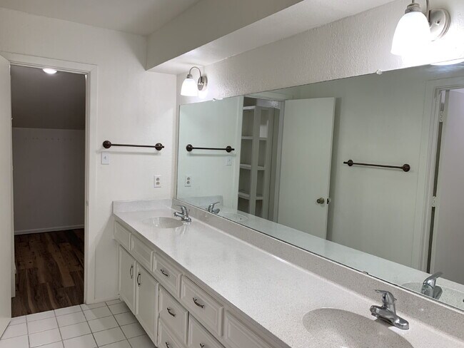 Building Photo - Updated Duplex in the Heart of Shopping an...