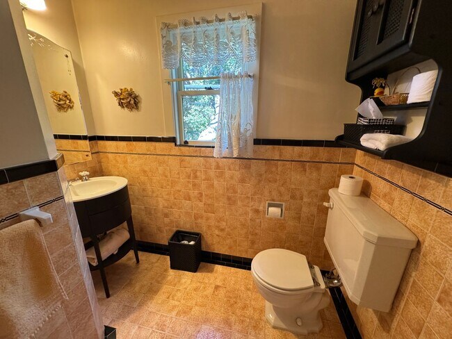 Building Photo - Spacious Spanish-Styled 3Bed/2Bath SFH For Rent in the Desirable City of Alameda, Ca!!!