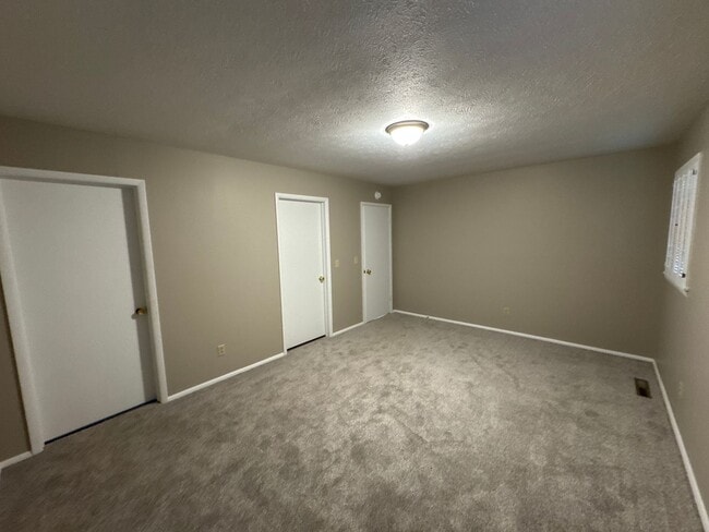 Building Photo - 3 Bedrooms! 2 Baths! 2 Living Areas! Southeast! Remodeled! $2395