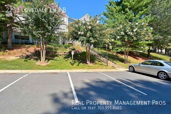 Building Photo - 2233 Lovedale Ln