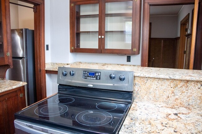 Building Photo - AVAILABLE FOR AUGUST 2026!  Large house ne...