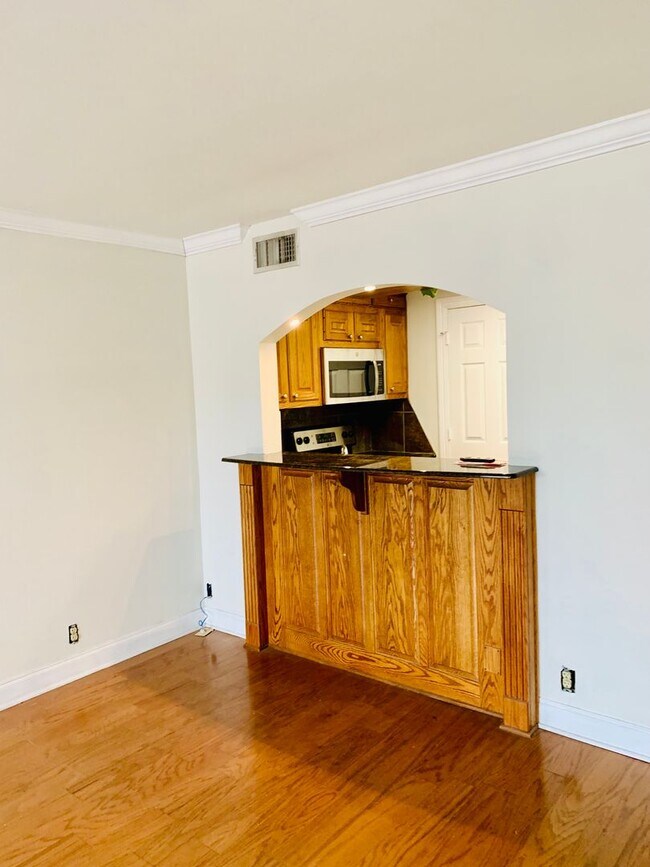 Building Photo - Downtown living... easy access to LSU & SU