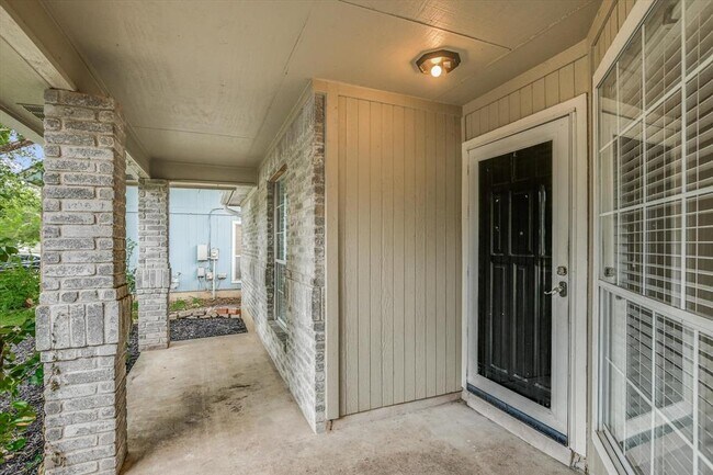 Building Photo - 501 Maple Run Dr