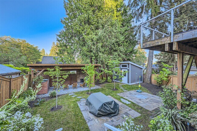 Building Photo - Introducing a spacious 4 bedroom, 2.5 bath...