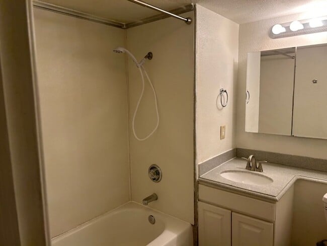 Building Photo - 2262 square foot 4/2.5/2 home
