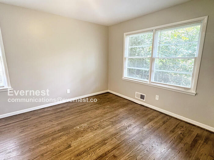 Building Photo - 2616 Wood Dr NE