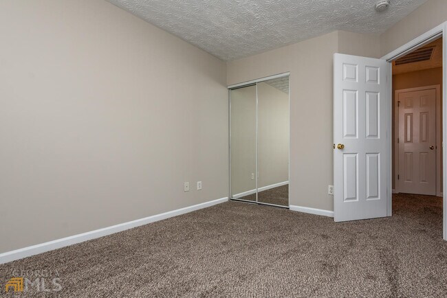 Building Photo - 246 Village Square Dr