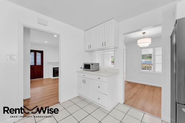 Building Photo - 110 Cuesta Dr
