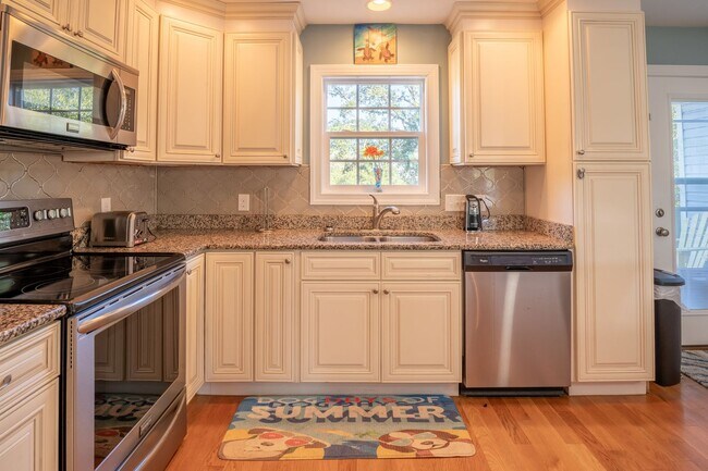 Building Photo - The Gypsy Rose @ 4502 E Oak Island Dr