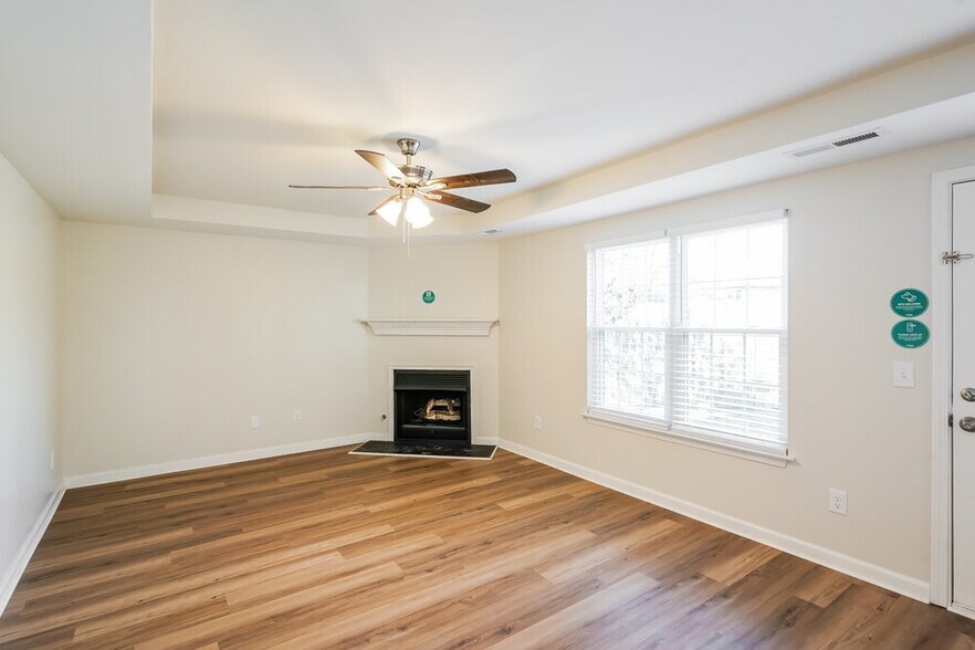 Building Photo - 125 Summerlake Pl