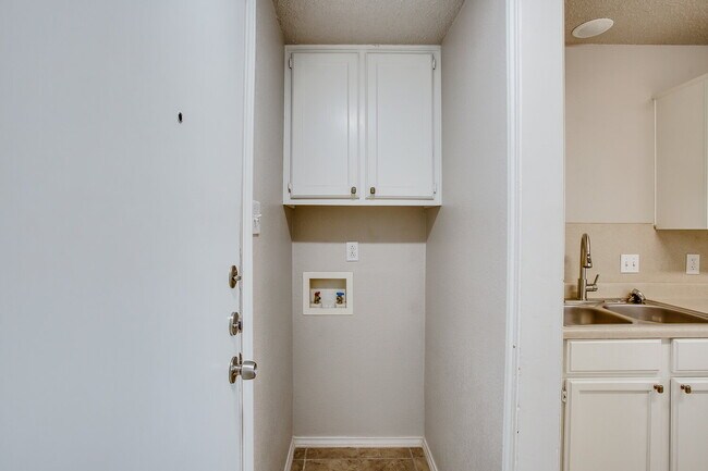 Building Photo - Spacious 2/2.5/2!