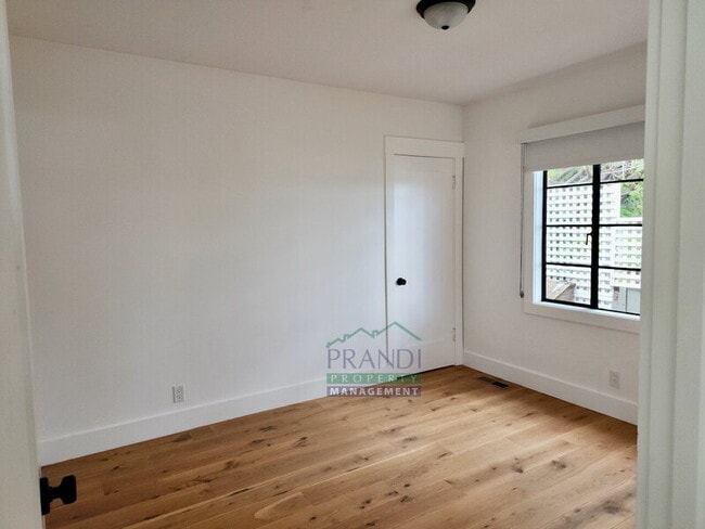 Building Photo - 263 Glen Dr