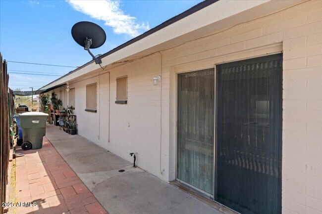Building Photo - 1317 E Carol Ave