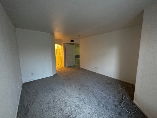 Building Photo - Henderson First Floor Condo - In Gated Community With Pool.