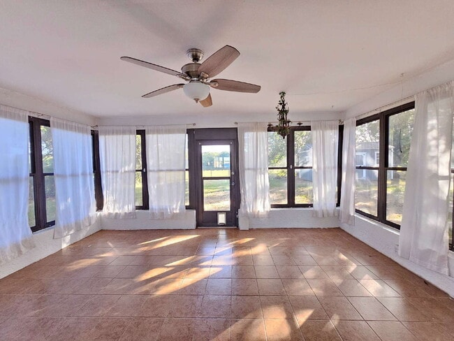 Building Photo - 819 Glencove Ave NW