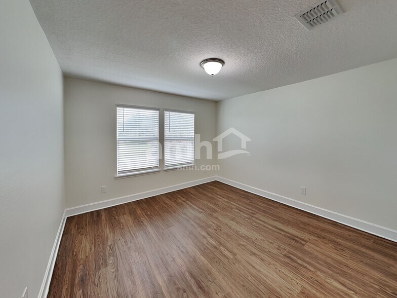 Building Photo - 2437 S Park Ave