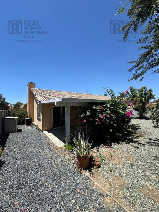 Building Photo - *55+ COMMUNITY* Charming 3 Bedroom, 2 Bathroom Home in Hemet
