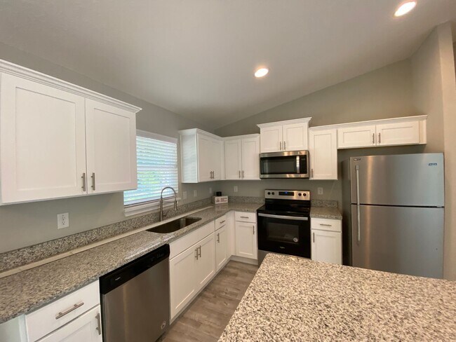 Building Photo - Custom Home - Desirable SE Ocala Neighborhood 3/2/2 **Won't Last**