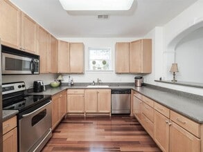 Building Photo - 2BR/2BA Bright and spacious top floor condo at Grove Barton Place!