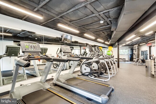 Building Photo - 3800 Fairfax Dr