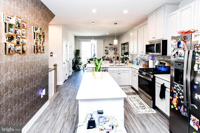 Building Photo - 7205 Sprouse Ct