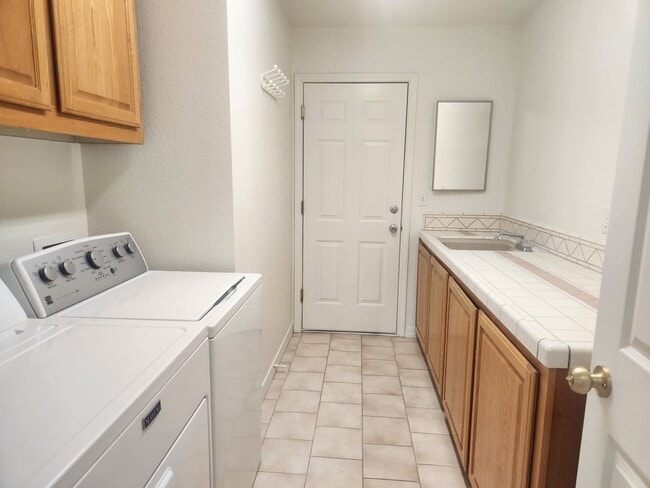 Building Photo - 3660 Catalina Dr
