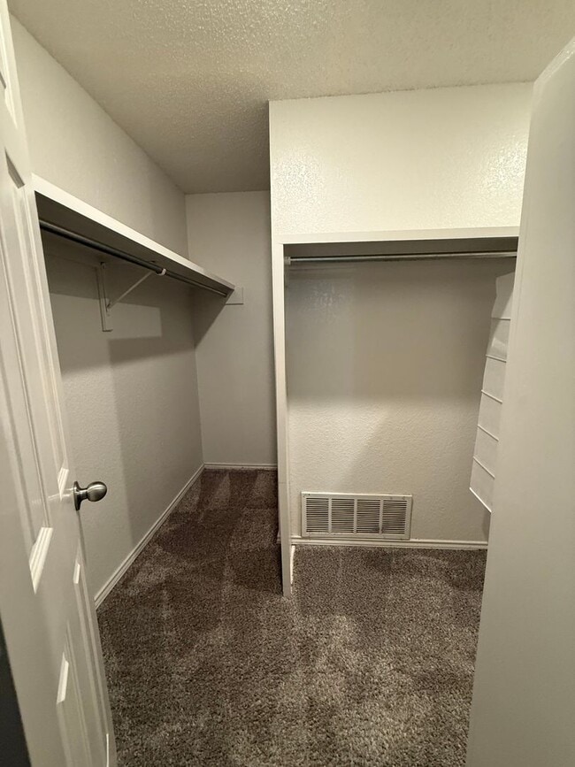 Building Photo - Available NOW ***1/2 off the first months ...