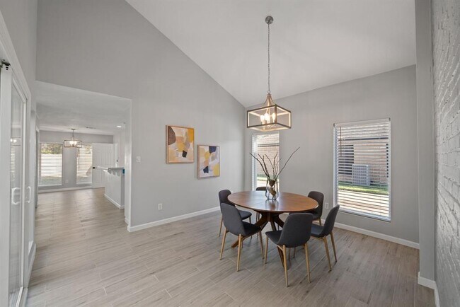 Building Photo - 11422 Lakeside Pl Dr
