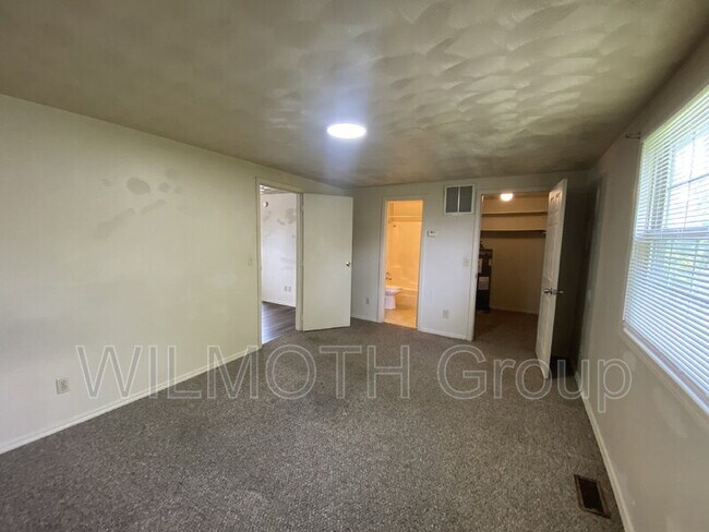 Building Photo - 904 Sloan St