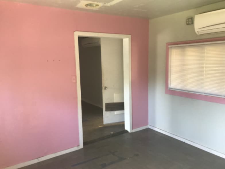 Building Photo - 0000 G