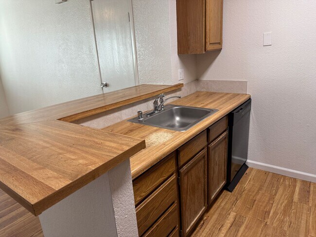 Building Photo - 2 bed 1 bath downstairs unit with great views of the city.