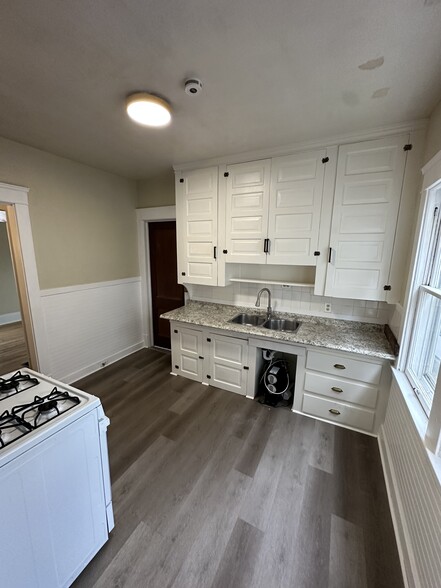 Building Photo - 1302 W 102nd St