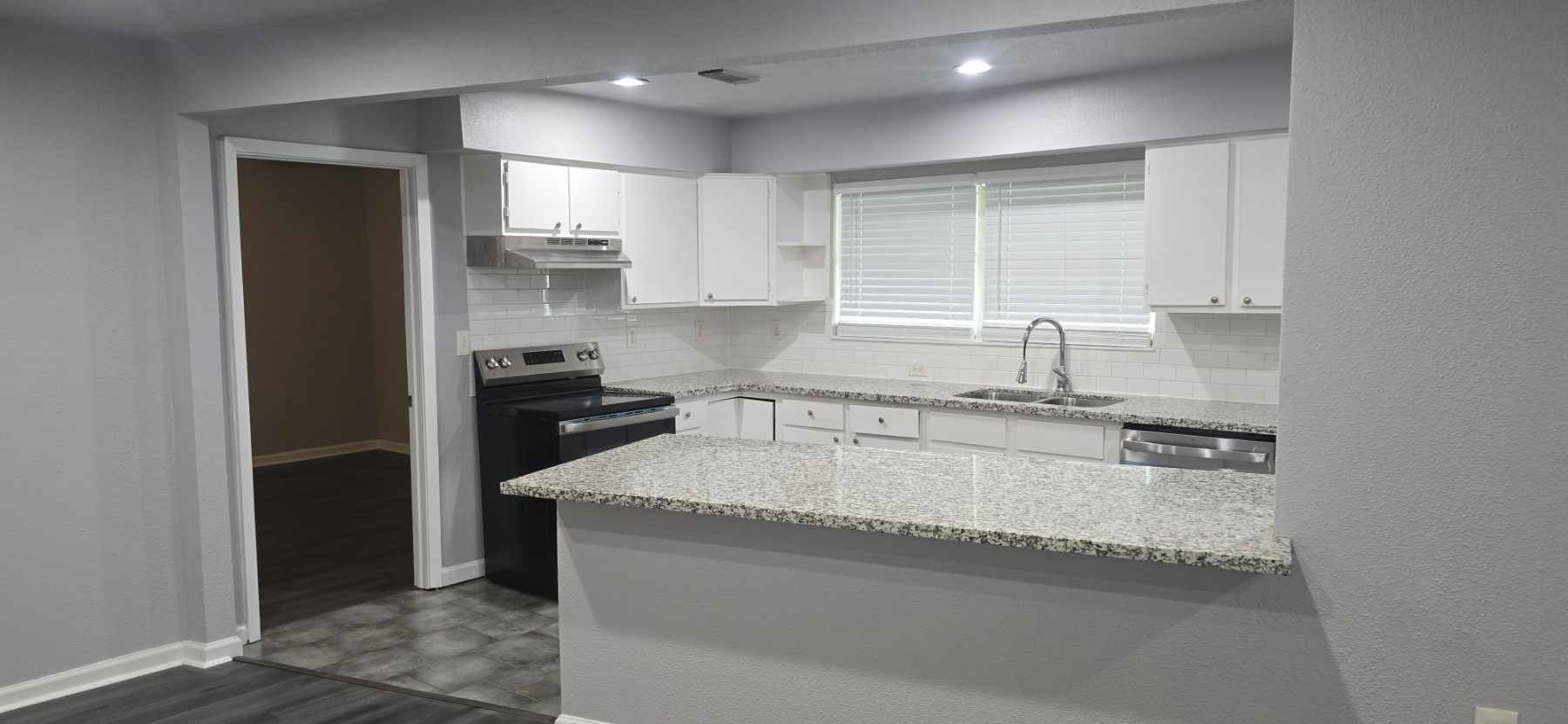 Building Photo - 6138 Kenilwood Dr