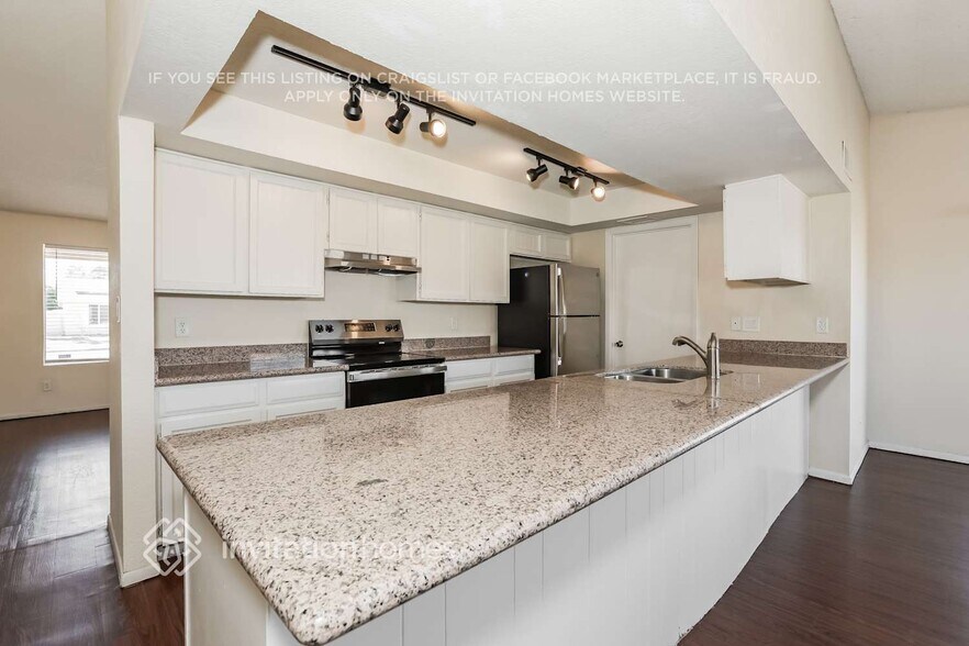 Building Photo - 726 W Laguna Azul Ave