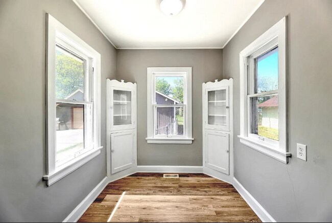 Building Photo - Cute 2 bedroom house near in a great neighborhood, close to shopping, restaurants, and easy highw...
