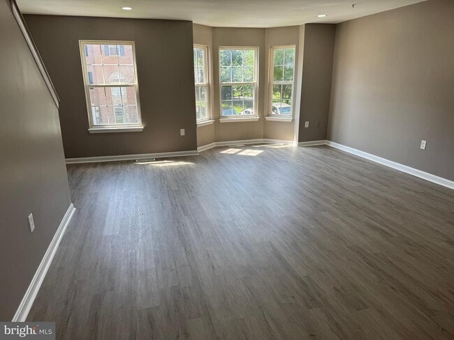 Building Photo - 8216 Dellwood Ct
