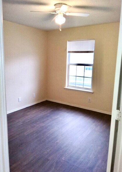 Building Photo - 7644 Windsor Oaks