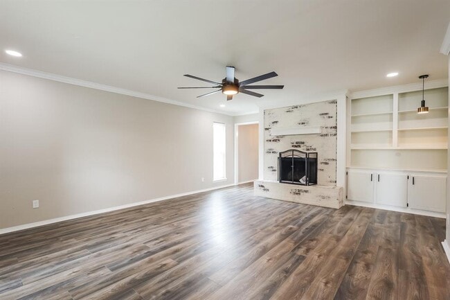 Building Photo - 10025 S Linn Ave