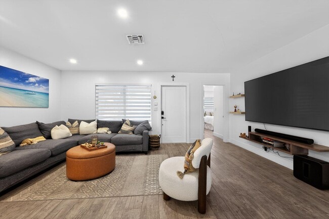 Building Photo - 976 SW 11th St