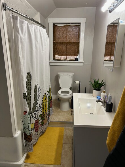 Bathroom - 935 S 700 E