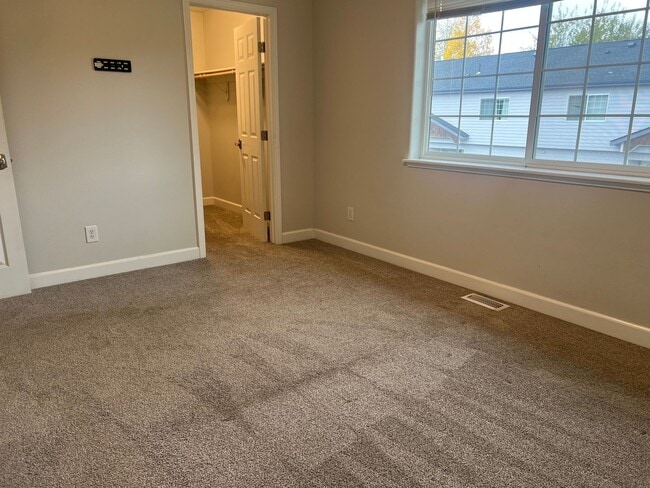 Building Photo - Remodeled Townhouse with Garage