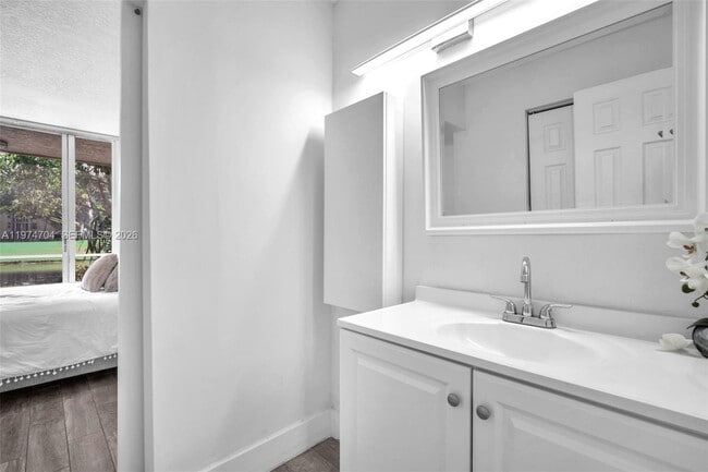 Building Photo - 9431 Live Oak Pl